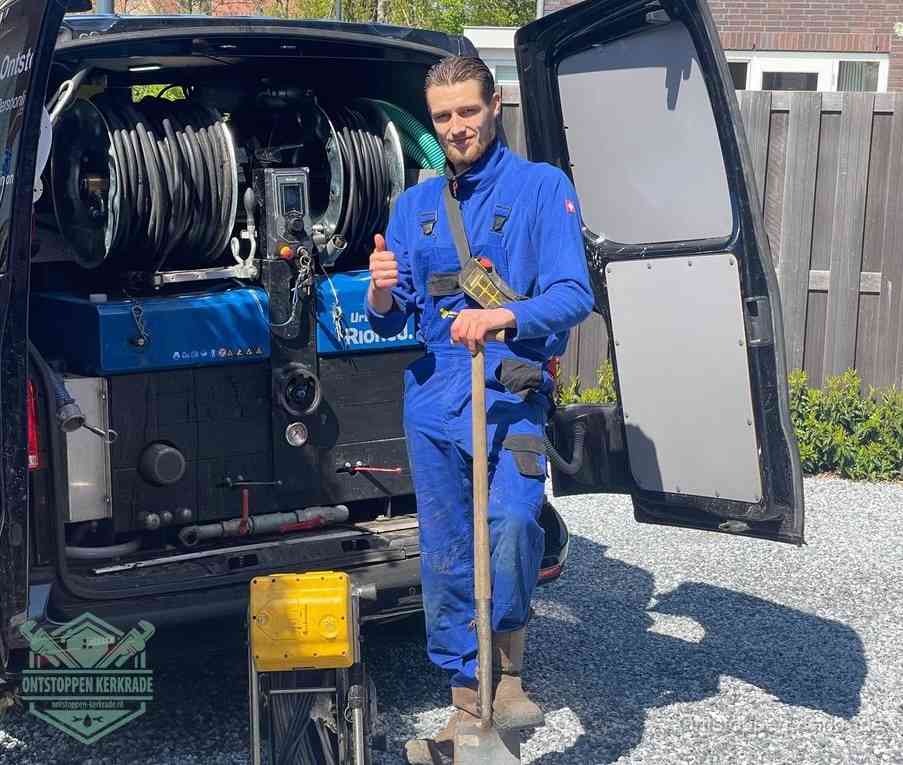 Een tevreden monteur met opgestoken duim naast de bestelbus, slim ingrijpen bespaart kosten bij een verstopte afvoer in Kerkrade