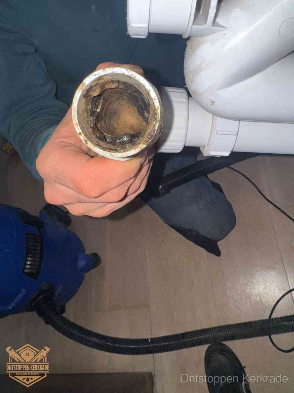 Een losgekoppeld afvoerbuisstuk dat van binnen volledig is dichtgeslibd, het gevolg van een verstopping te lang laten zitten in Kerkrade