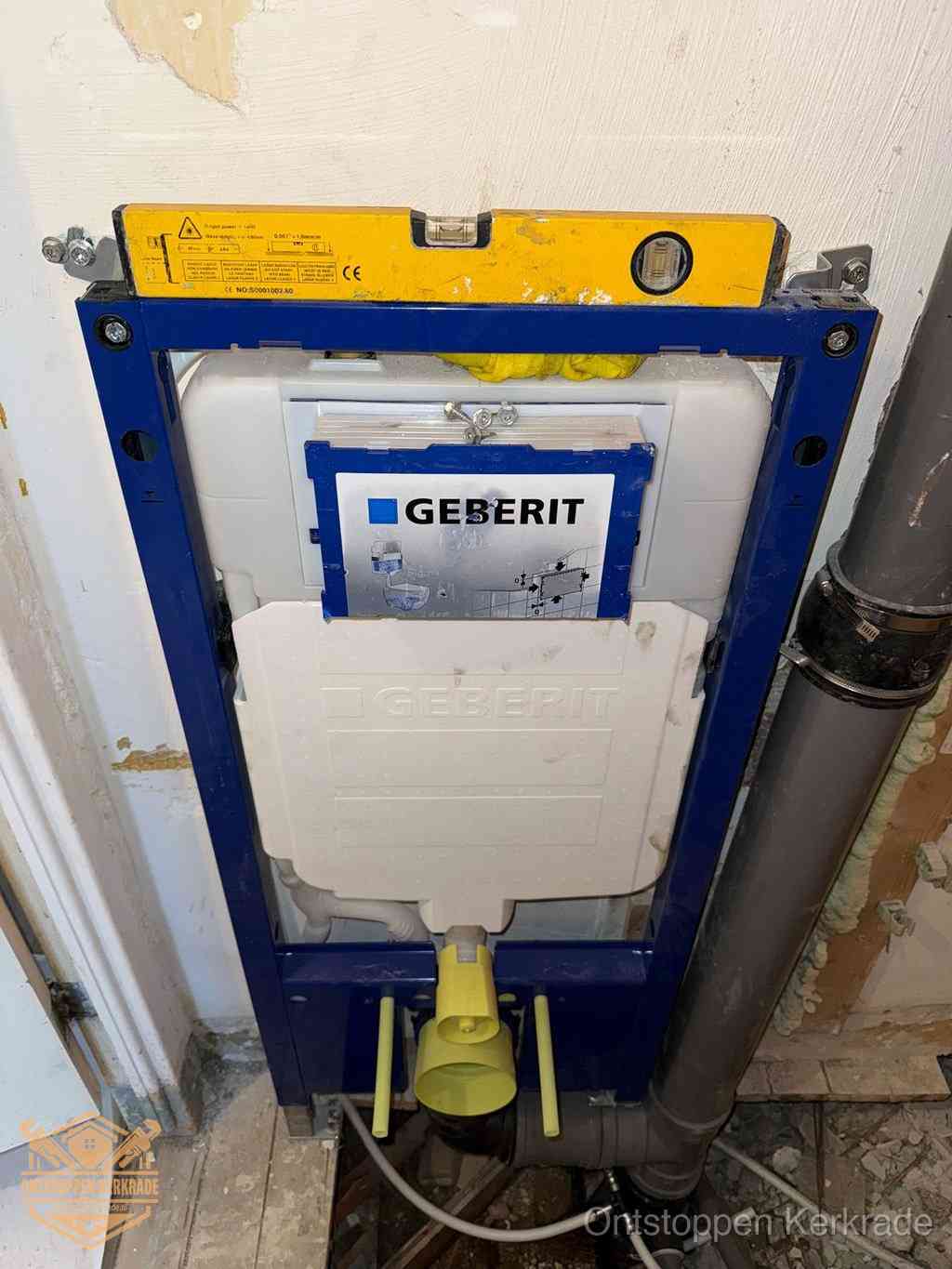 Een Geberit inbouwreservoir met frame voor een hangtoilet tegen de wand, met de afvoerbocht naar de vloer, kenmerkend voor een verstopt hangtoilet in Kerkrade