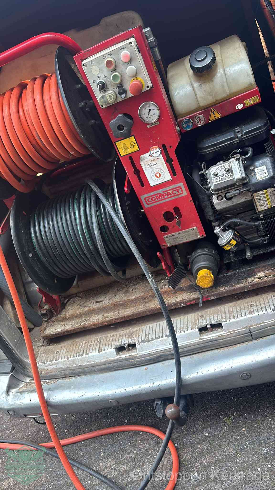 Een rood hogedruk-rioolreinigingstoestel in de laadbak van de bedrijfsbus, apparatuur voor een hardnekkige afvoerverstopping in Kerkrade