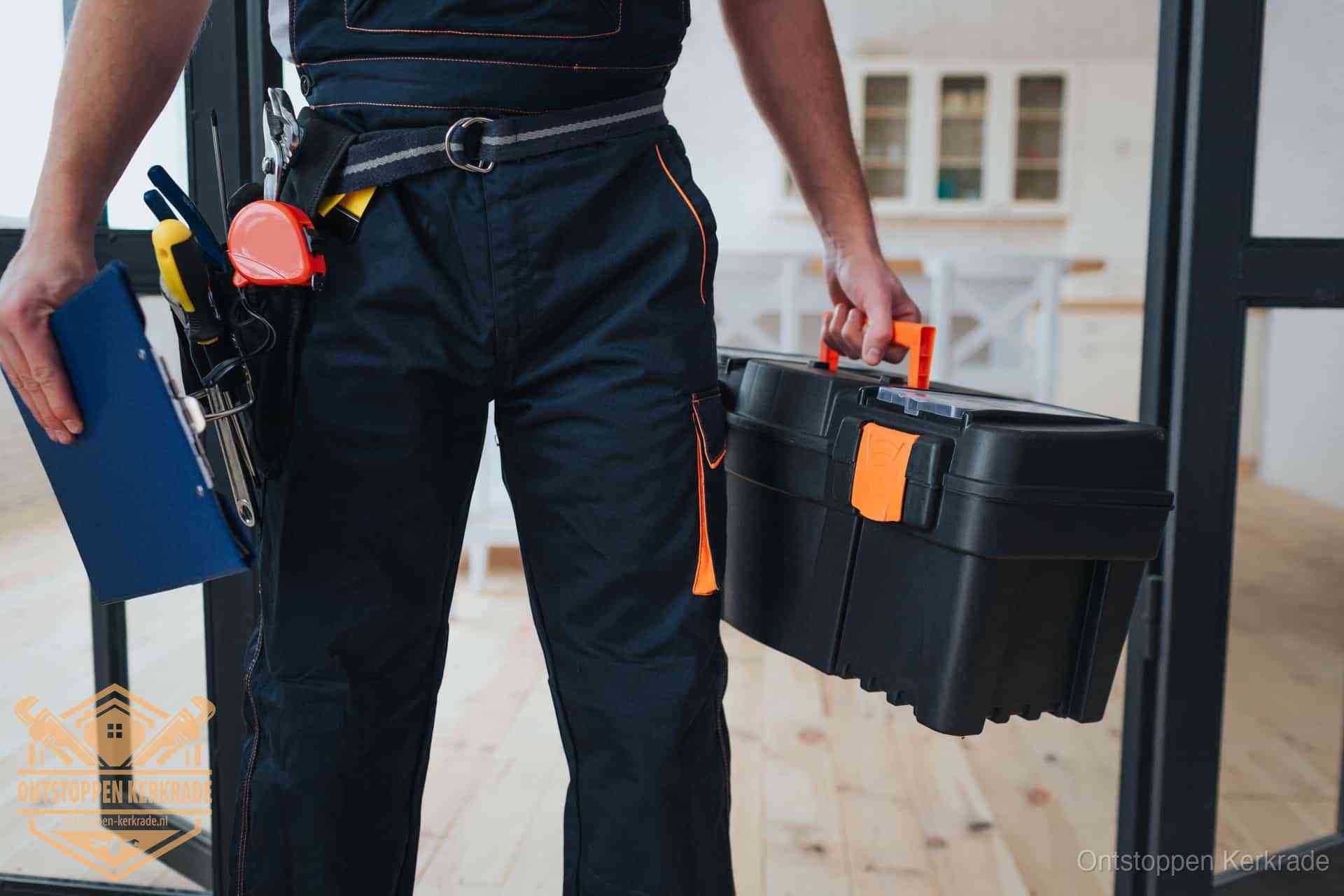 Een monteur met gereedschapsriem en klembord, klaar om een transparante prijs voor het wc ontstoppen in Kerkrade te geven