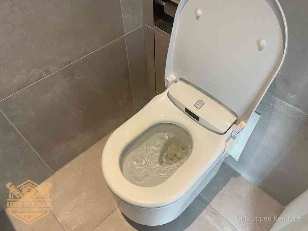 Een toiletpot vol troebel water met drijvend papier en restanten, de meest voorkomende oorzaak van een verstopte wc in Kerkrade