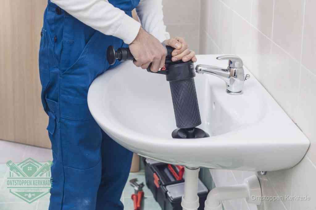 Een te ruwe doe-het-zelf poging met een hand-pomp op de afvoer van een badkamer-wastafel, een van de veelgemaakte fouten bij afvoer ontstoppen in Kerkrade