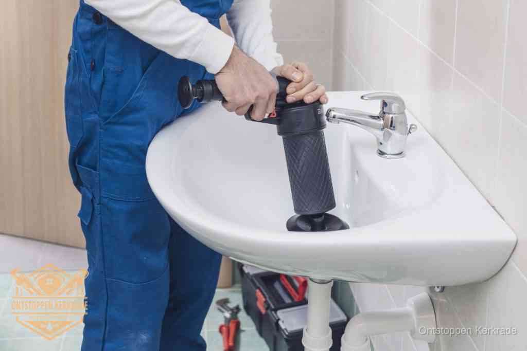 Een te ruwe doe-het-zelf poging met een handmatige perslucht-ontstopper op een sanitair-afvoer, een van de veelgemaakte fouten bij wc ontstoppen in Kerkrade