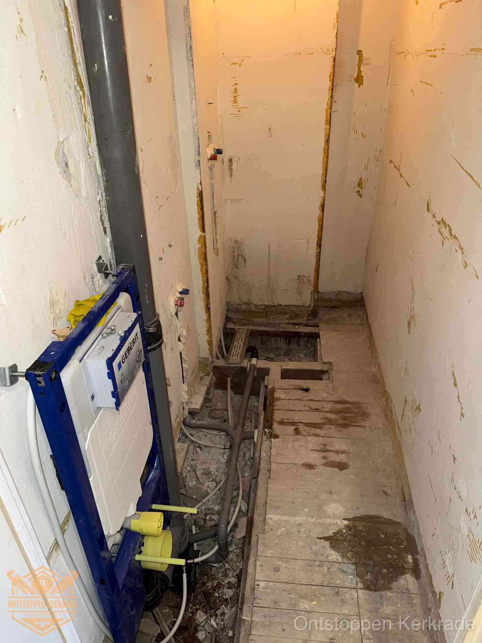 Een opgebroken toiletruimte tijdens renovatie met een Geberit inbouwreservoir en blootliggende oude afvoerleidingen, typisch voor oudere woningen in Kerkrade